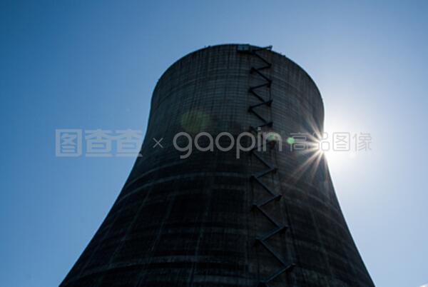 在藍(lán)色天空下的核冷卻塔有太陽的爆發(fā)